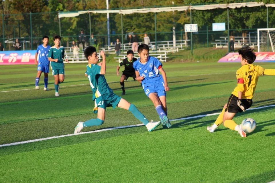 包含田径赛场角逐白热化，选手全力以赴的词条