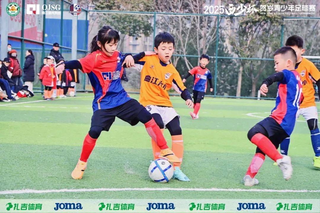 包含全力以赴！热闹足球比赛吸引目光！的词条