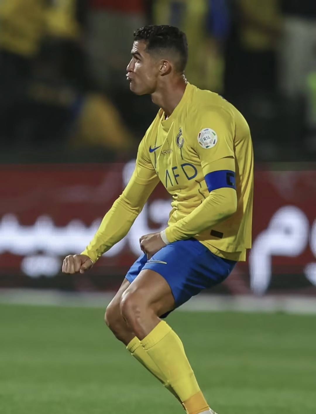 C罗场边指挥情绪激动，热刺队员怒摔水瓶！的简单介绍